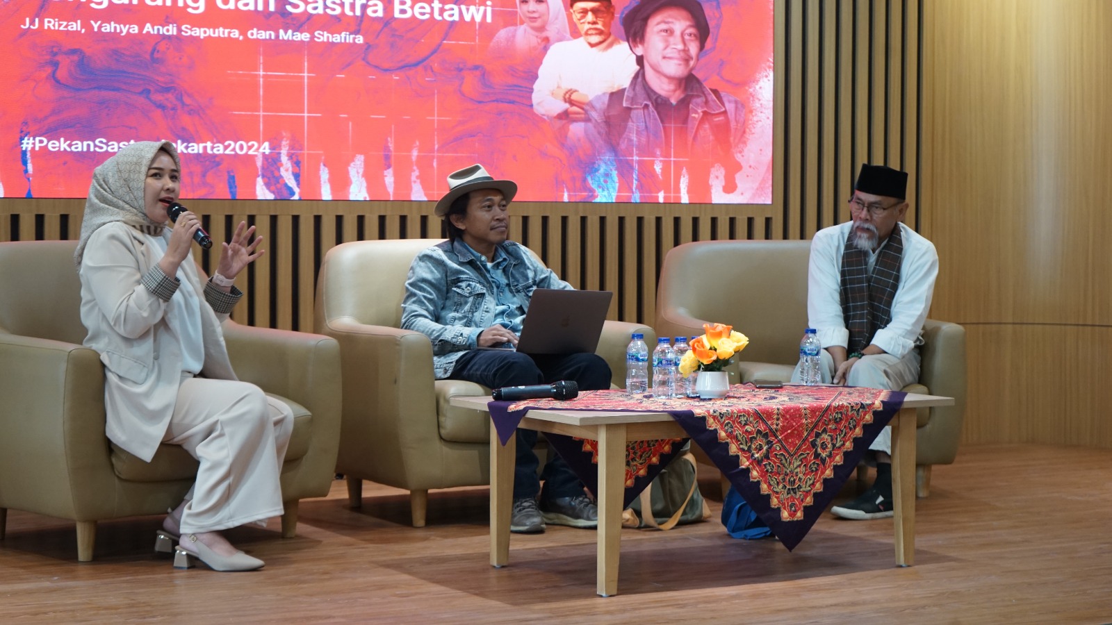 Selayang Pandang Pengarang Dan Sastra Betawi